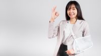 Arm,Broken.,Business,Woman,Confident,Smile,Broken,Arm,After,Accident
